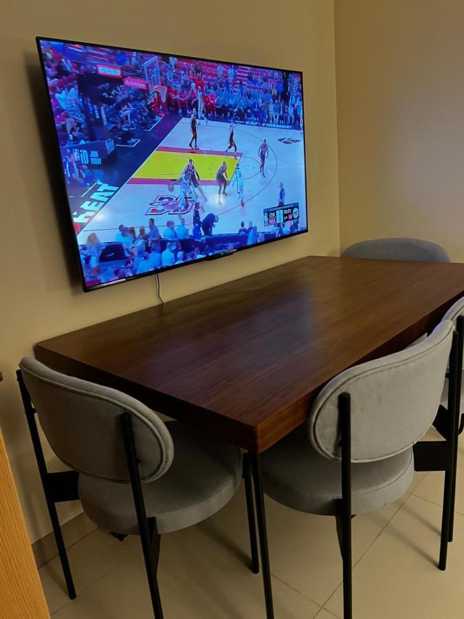 1 Bedroom Uptown Bgc Across Uptown Mall Manila Zewnętrze zdjęcie